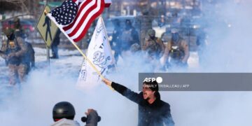 US immigration officer shoots Venezuelan man in Minneapolis