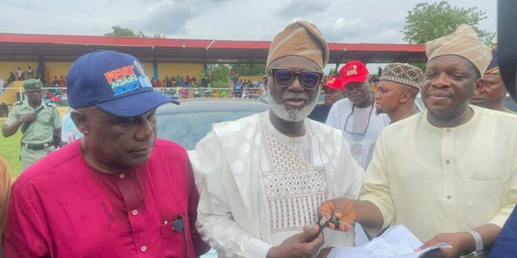 Oyo Senator Empowers 2,500 Constituents with Tools, Vehicles
